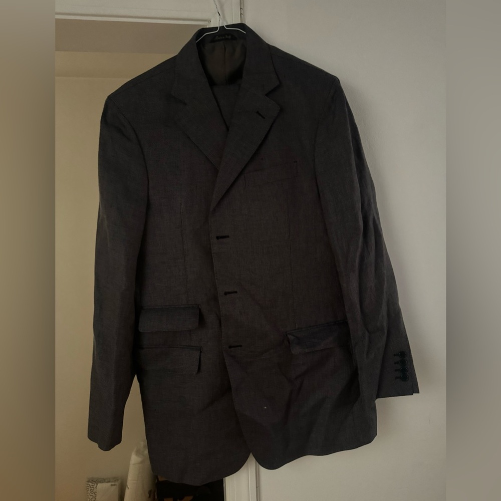 This is 40R in jacket and 34 in pants suit.